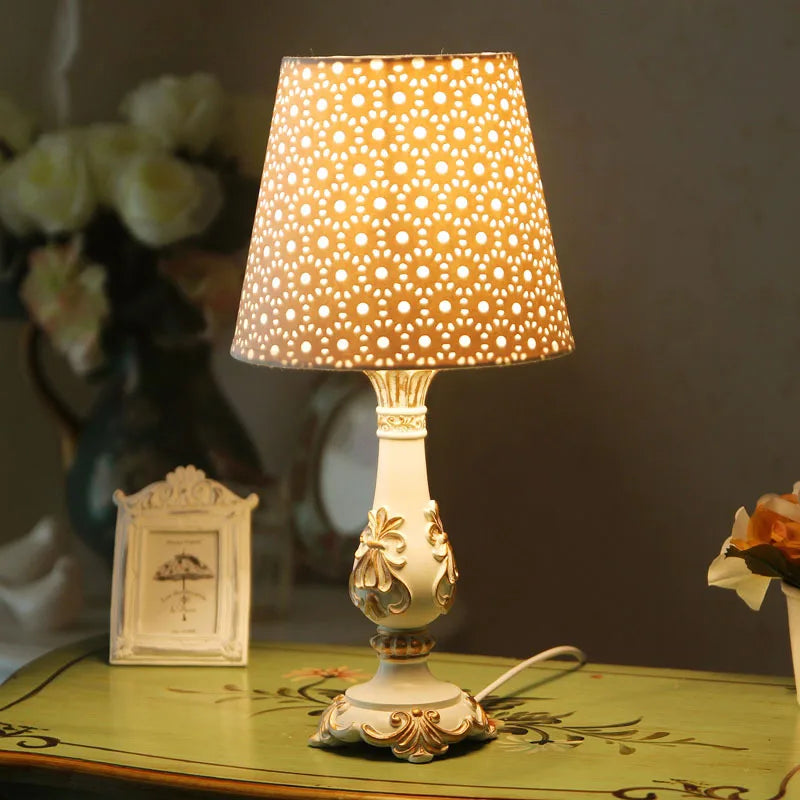 EUROPEAN ROMANTIC RETRO TABLE LAMP